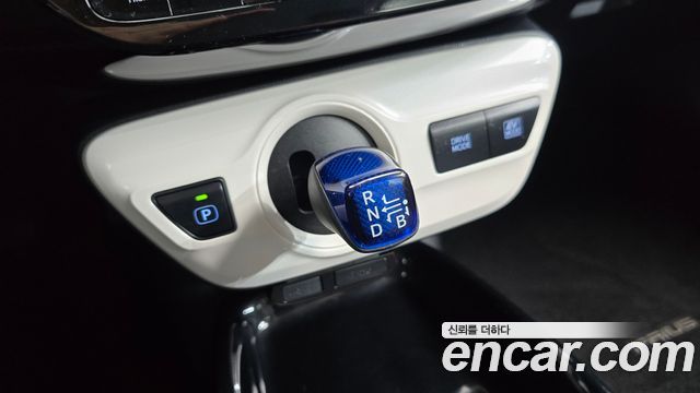 Toyota Prius (IV) 1.8 E 2017 — фото 9