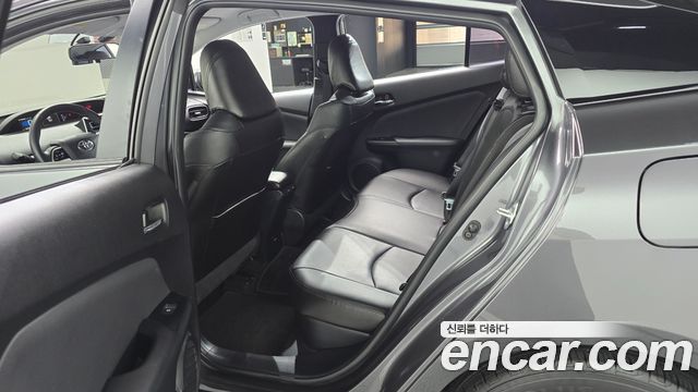 Toyota Prius (IV) 1.8 E 2017 — фото 11