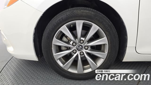 Toyota Camry Hybrid XLE 2017 — фото 5
