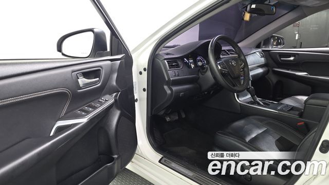 Toyota Camry Hybrid XLE 2017 — фото 10