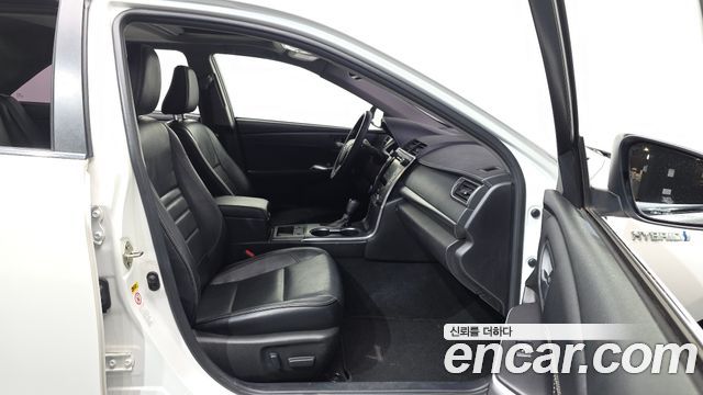 Toyota Camry Hybrid XLE 2017 — фото 11