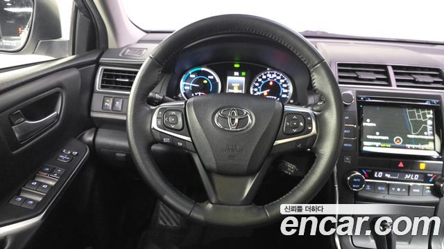Toyota Camry Hybrid XLE 2017 — фото 13