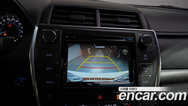Toyota Camry Hybrid XLE 2017 — фото 15