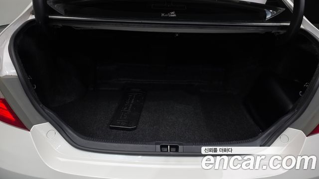 Toyota Camry Hybrid XLE 2017 — фото 20