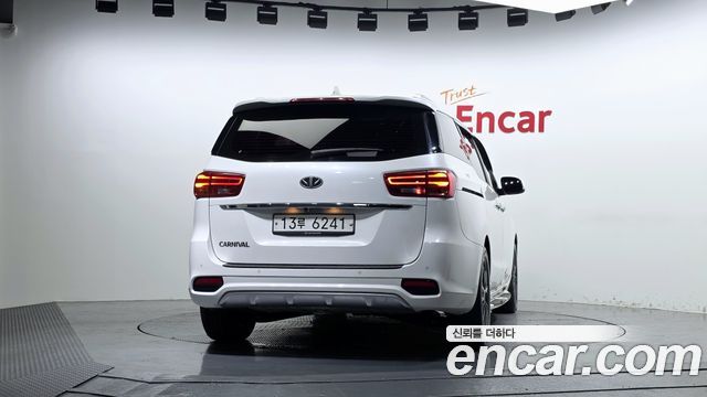 Kia Carnival 9-Seater Prstige 2019 — фото 2