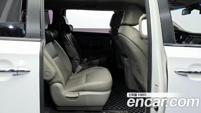Kia Carnival 9-Seater Prstige 2019 — фото 10