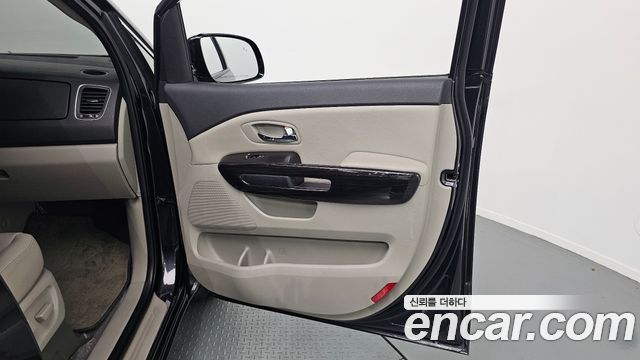 Kia Carnival 7-Seater Limousine VIP 2019 — фото 24