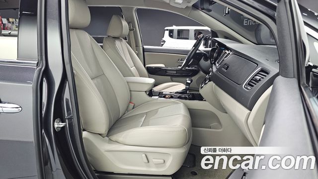 Kia Carnival 7-Seater Limousine VIP 2019 — фото 26