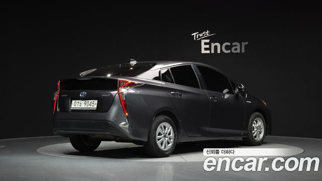 Toyota Prius (IV) 1.8 E 2017 — фото 2