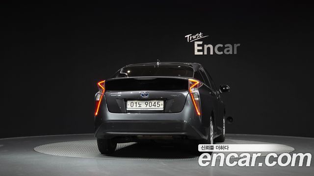 Toyota Prius (IV) 1.8 E 2017 — фото 4