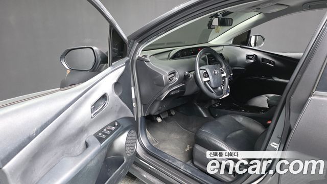 Toyota Prius (IV) 1.8 E 2017 — фото 10