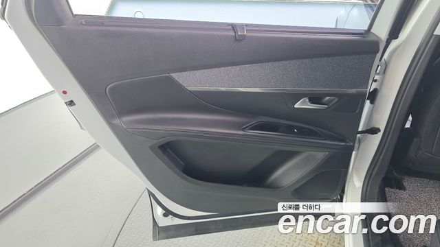 Peugeot 5008 (II) 1.6 BlueHDi Allure 2018 — фото 31