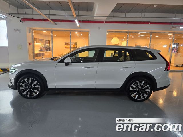 Volvo V60 Cross Country (II) B5 Ultra AWD 2026 — фото 5