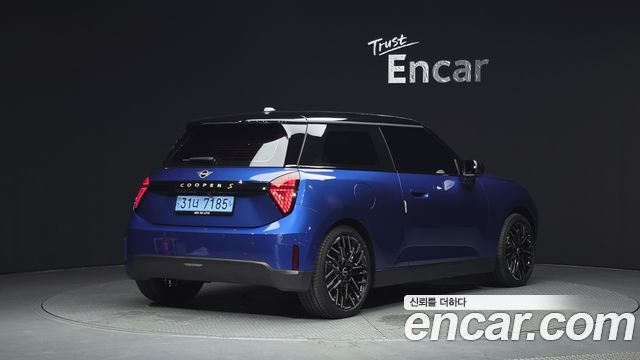 MINI Cooper Electric (IV) SE Favoured 2024 — фото 2