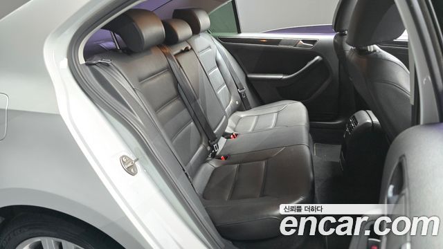 Volkswagen Jetta 2.0 TDI BlueMotion Premium 6th 2015 — фото 11