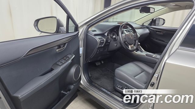 Lexus NX300h Executive 2021 — фото 10