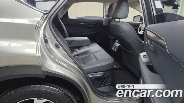 Lexus NX300h Executive 2021 — фото 11