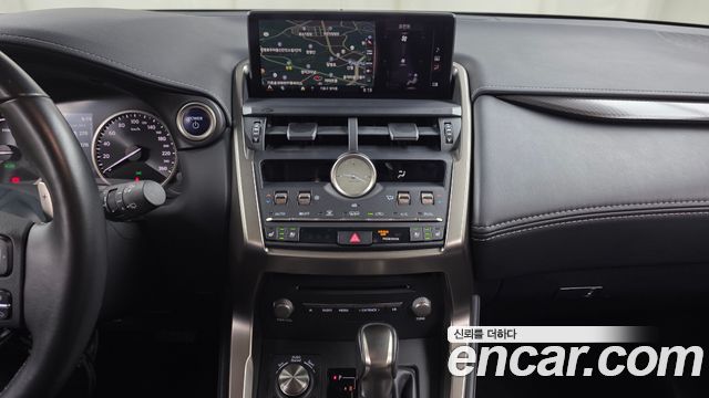 Lexus NX300h Executive 2021 — фото 13