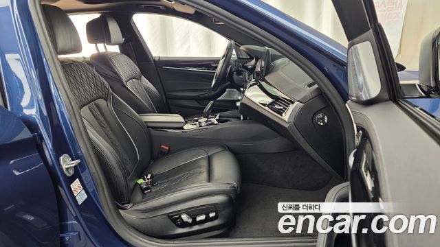 BMW 5 Series (G30) M550i xDrive 2021 — фото 11