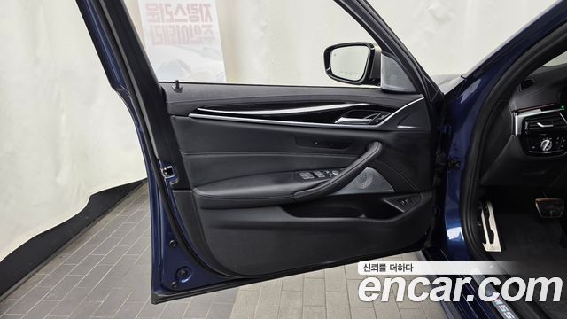 BMW 5 Series (G30) M550i xDrive 2021 — фото 24