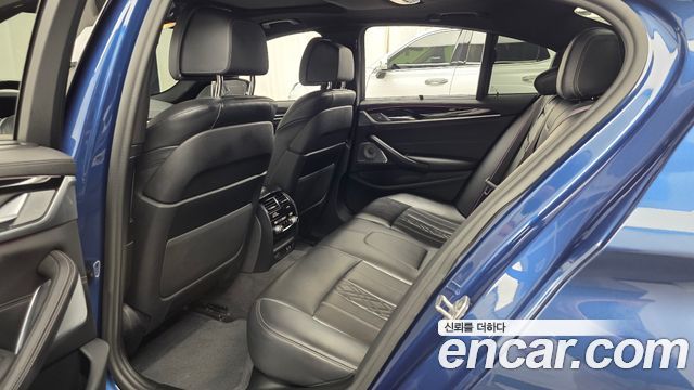 BMW 5 Series (G30) M550i xDrive 2021 — фото 26