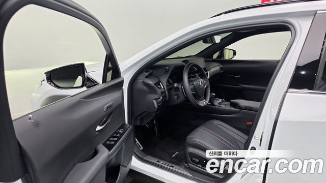 Lexus UX250h 2.0 F-Sport 2WD 2024 — фото 10