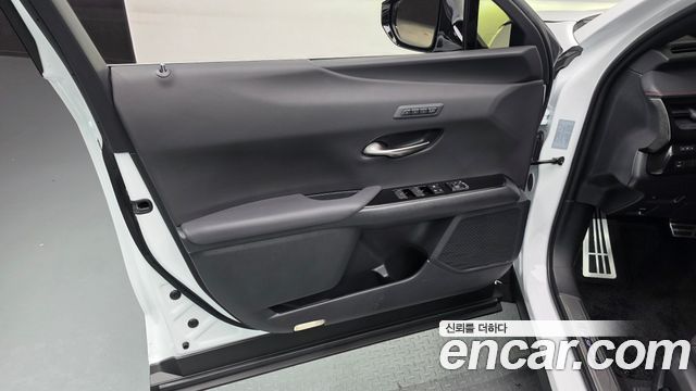 Lexus UX250h 2.0 F-Sport 2WD 2024 — фото 24