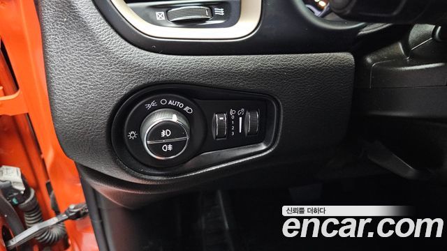 Jeep Renegade 2.4 Longitude 2015 — фото 17