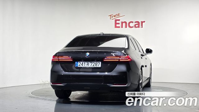 BMW 5 Series (G60) 520i 2024 — фото 4