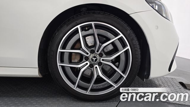 Mercedes-Benz E-Class (W213) E220d 4MATIC AMG Line 2023 — фото 27