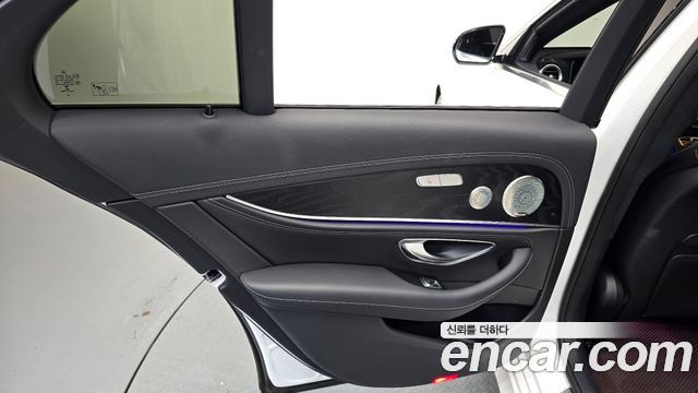 Mercedes-Benz E-Class (W213) E220d 4MATIC AMG Line 2023 — фото 31