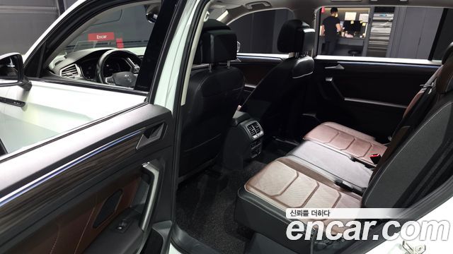 Volkswagen Tiguan Allspace 2.0 TSI Prestige 2023 — фото 12