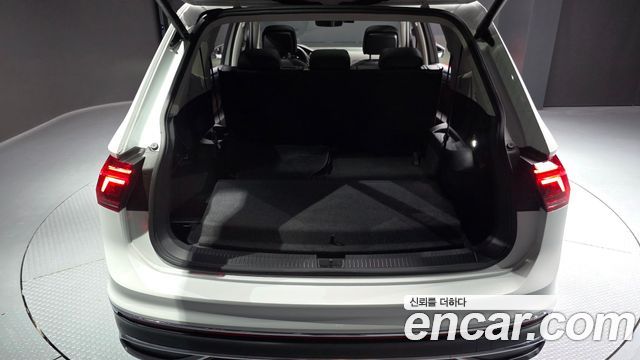 Volkswagen Tiguan Allspace 2.0 TSI Prestige 2023 — фото 20