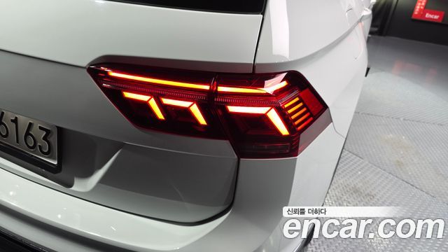 Volkswagen Tiguan Allspace 2.0 TSI Prestige 2023 — фото 23