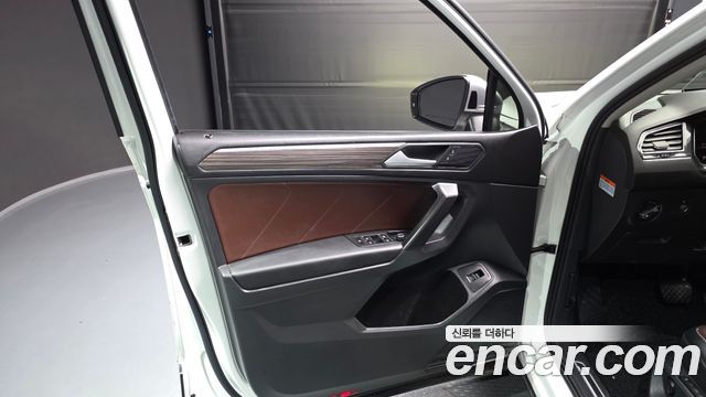 Volkswagen Tiguan Allspace 2.0 TSI Prestige 2023 — фото 24
