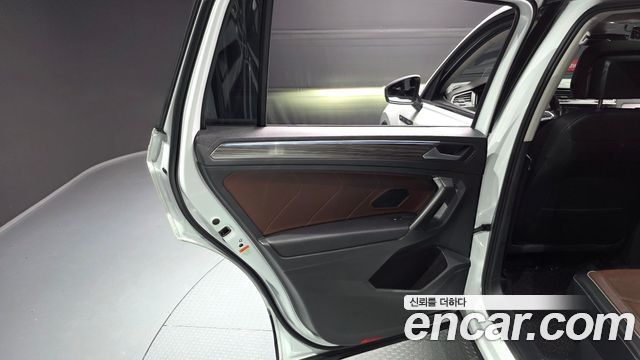 Volkswagen Tiguan Allspace 2.0 TSI Prestige 2023 — фото 25