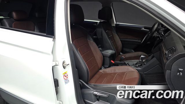 Volkswagen Tiguan Allspace 2.0 TSI Prestige 2023 — фото 26