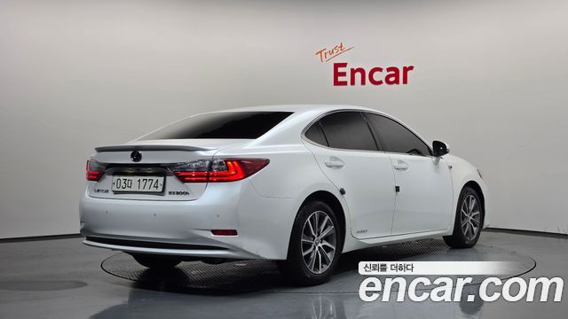 Lexus ES300h Executive XV60 2017 — фото 2