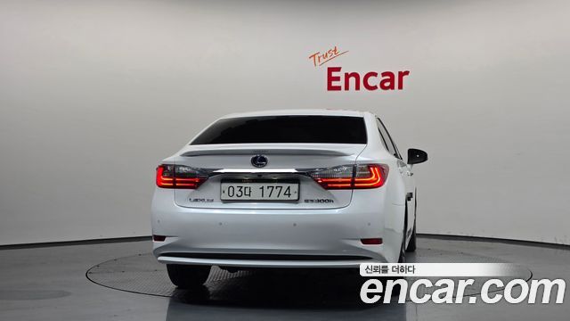 Lexus ES300h Executive XV60 2017 — фото 4