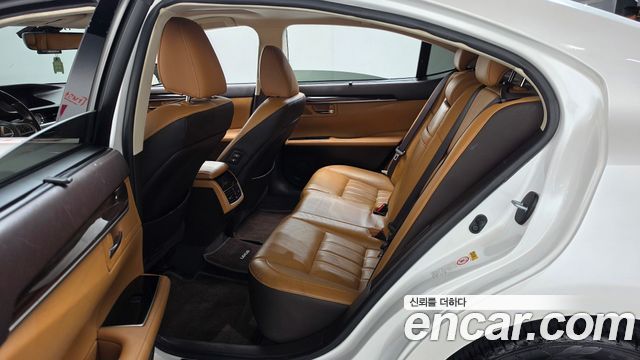 Lexus ES300h Executive XV60 2017 — фото 12