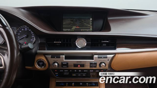 Lexus ES300h Executive XV60 2017 — фото 13