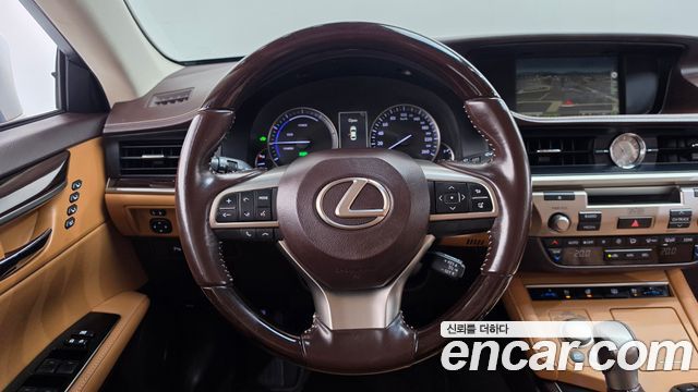 Lexus ES300h Executive XV60 2017 — фото 14