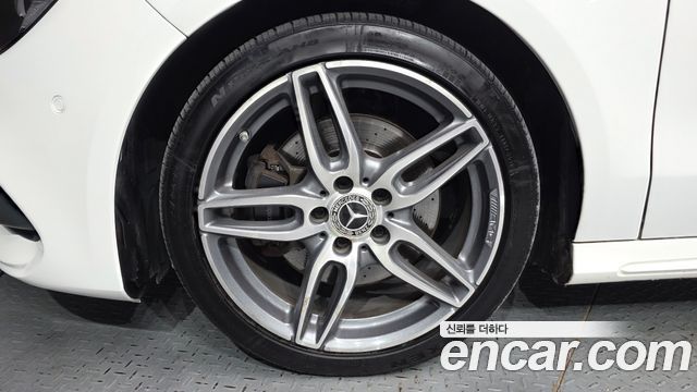 Mercedes-Benz CLA-Class (C117) CLA220 AMG Line 2018 — фото 5