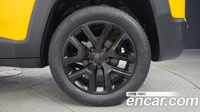 Jeep Renegade 1.3 Limited 2023 — фото 21