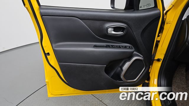 Jeep Renegade 1.3 Limited 2023 — фото 24