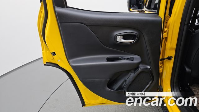 Jeep Renegade 1.3 Limited 2023 — фото 25
