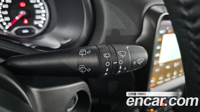 Jeep Renegade 1.3 Limited 2023 — фото 29