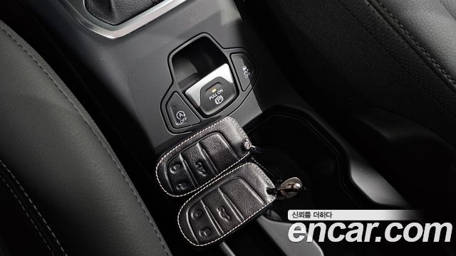 Jeep Renegade 1.3 Limited 2023 — фото 30