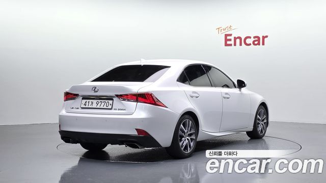 Lexus IS200t Supreme 2017 — фото 2