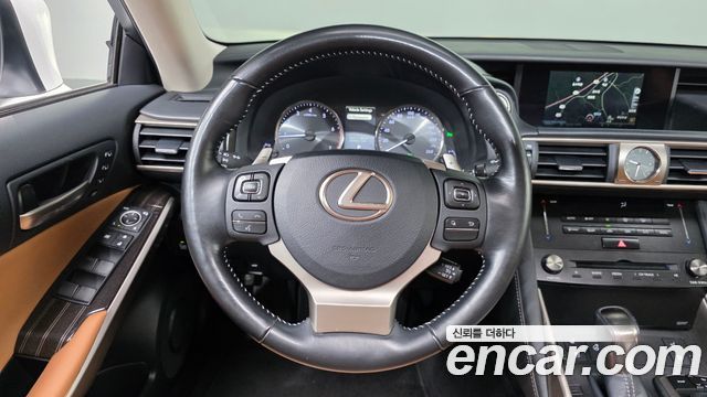 Lexus IS200t Supreme 2017 — фото 13